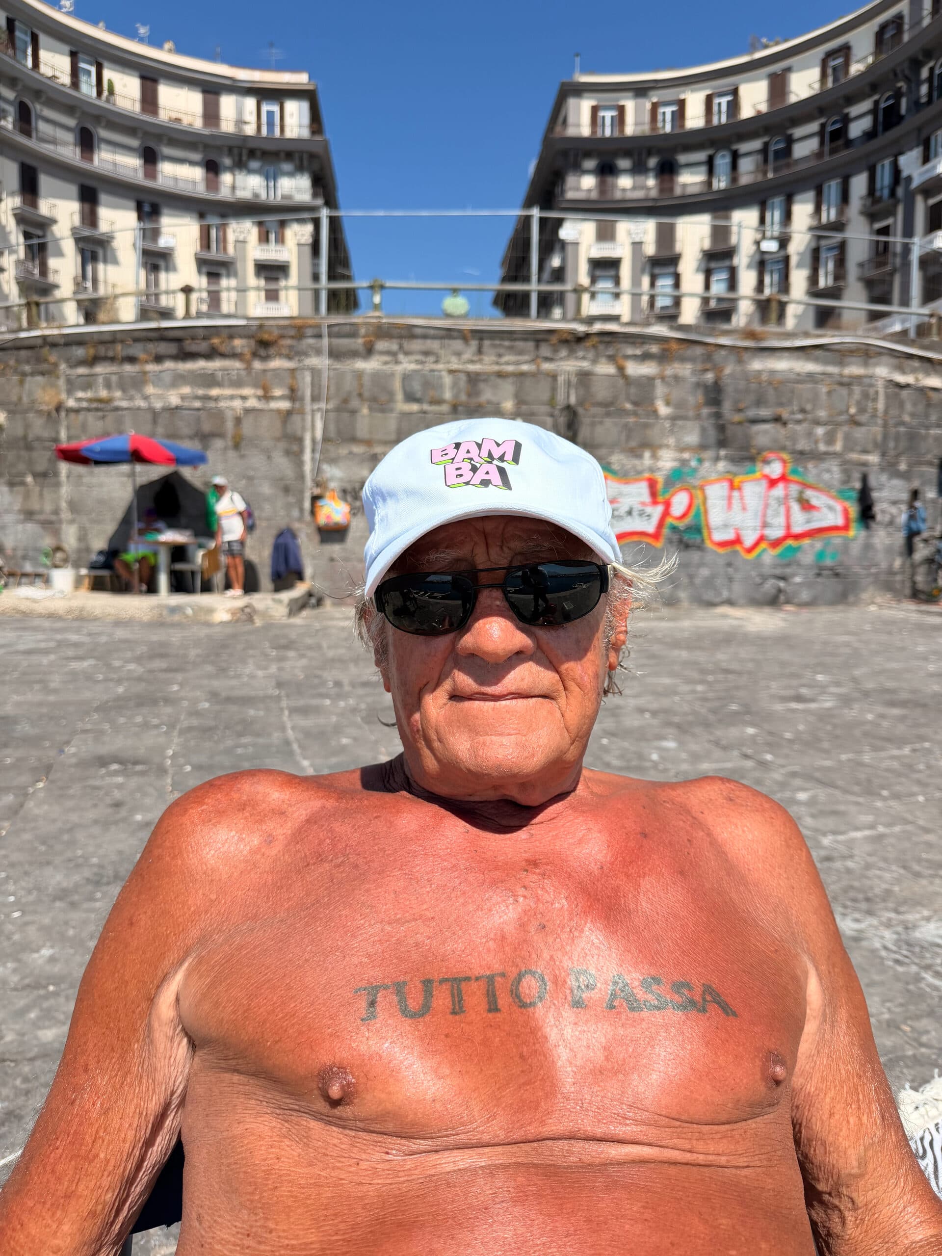 Tatuagem "Tutto Passa" no peito de Seu Antonio